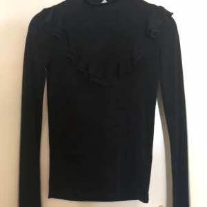 Topp med volanger - Jättefin tröja med volanger, storlek 34 men stretchig så passar 36 också. Garderobsrensning kolla gärna in mina andra annonser. Köparen står för frakt. 