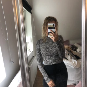 Leopardig långärmad - En leo långärmad som går upp i halsen Från ginatricot. Aldrig använd. Super skönt material. 