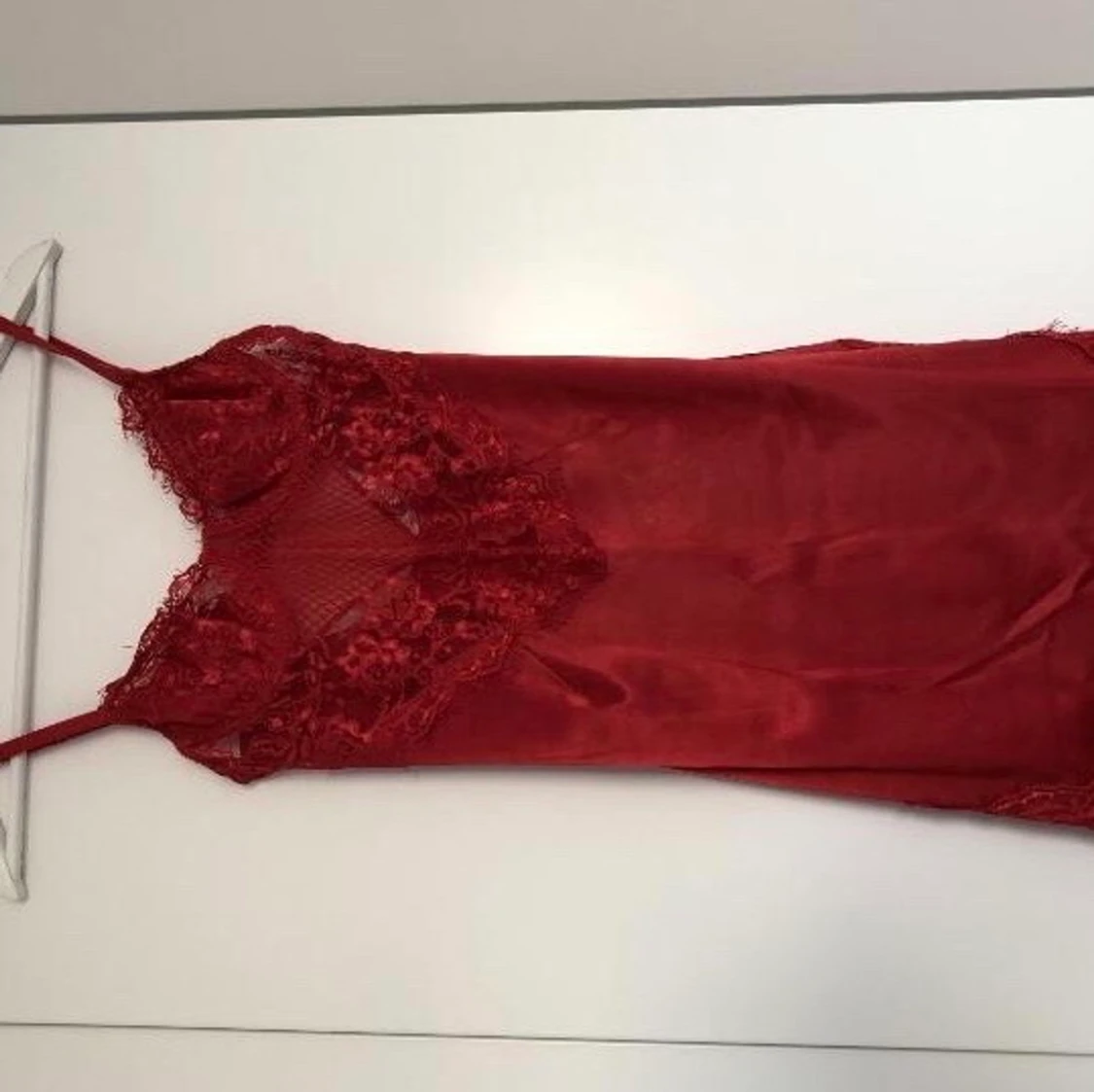 Röd klänning i silke med spets och kupor - 90