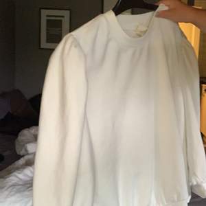 En vit sweatshirt, overaized och superskön, ballongärmar som även är en del kortare! Aldrig använd!
