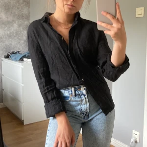 Linnesskjorta - En skön svart linneskjorta i nyskick! Tveka inte vid frågor 😇 Köparen står för frakten (42kr)