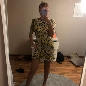Tiger klänning  - Säljer denna fina klänningen som kommer från Asos i storlek 36. 