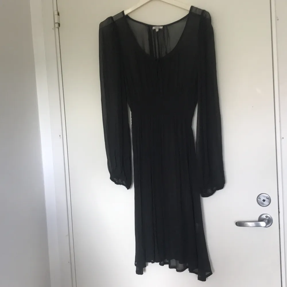 Superfin svart klänning i bra skick🦋 går lite över knäna på mig som är 160. Klänningar.