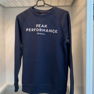  mörkblå peak performance tröja - En tröja från peak performance i storlek S. Den är nästan helt oanvänd och i mycket bra skick, kostade 400kr men säljer för 200kr.