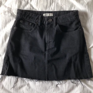 Så fin svart jeanskjol!  - En svart jeanskjol från Zara som sitter perfekt på kroppen! Skulle sparat om den fortfarande passat😭 Knappt använd, nypris 349kr
