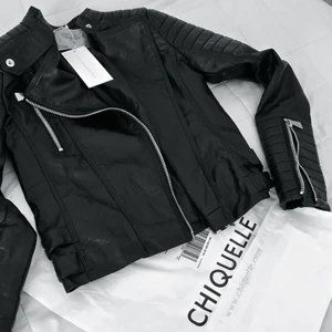 Moto Jacket Black - säljer nu en skinnjacka som jag haft i många år, men som nu bara ligger i garderoben och inte gör någon nytta och söker en ny ägare. köpt för 600 kr. 🥰✨