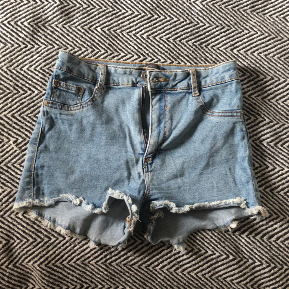 Ett par helt vanliga jeansshorts från bershka. Oanvända, storlek 36, w/26 🐊. Shorts.