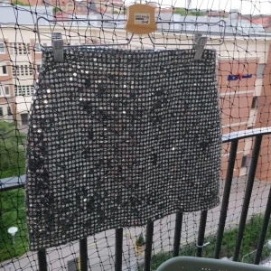 Den fetaste party kjolen  - Men hallå? Denna på dansgolvet?! Full med paljetter och sitter som en smäck. Lite paletter har trillat bort men de tänker man inte på. Möts helst upp annars tillkommer frakt! 