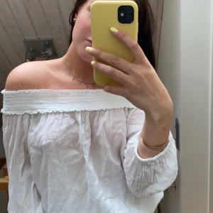 Off shoulder blus ginatricot strlk 34 - Vit off shoulder blus från ginatricot i storlek 34. Resor vid midjan.