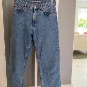 Jeans från junkyard, de är raka o ankellånga på mig som är 167. Skriv om ni vill ha fler bilder! Köparen står för frakt! 😙