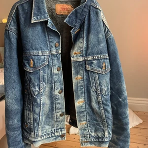 Vintage Levi’s truckerjacka - En fodrad vintage levi’s jacka från 70/80-tal. Köpt på avelinas vintage. Strl 44 men kan användas OS. Köpare står för frakt, alternativt möter jag upp i Örebro.