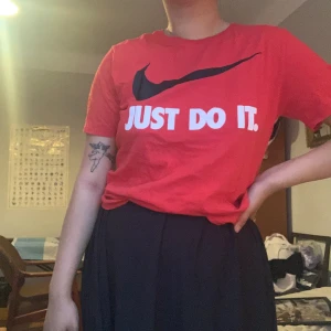 RÖD NIKE TRÖJA - Använd nike tröja som fortfarande är i bra skick. Säljer pga att den ej kommer till användning längre. Frakt ingår ej 🧚‍♀️ 