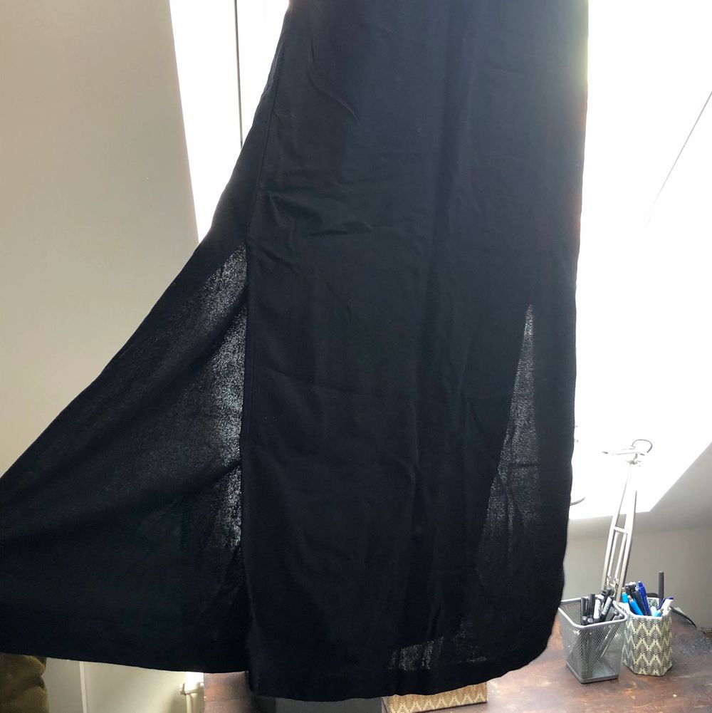 Svart, skön kjol. Från PULL&BEAR, prislappen sitter kvar, därmed oanvänd! På bilderna har jag en likadan kjol fast i storleken över. Storleken jag säljer finns på den sista bilden. Resår i midjan och slitsar på sidorna! Köparen står för frakten 📦 . Kjolar.