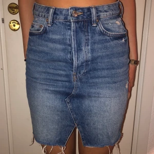 Kjol från HM - Jeanskjol från HM i storlek 34💕