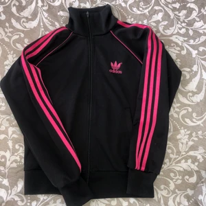 Kofta S - Svart adidas kofta med rosa streck och detaljer, storlek S passar en xs super bra också!!  du står för frakten!