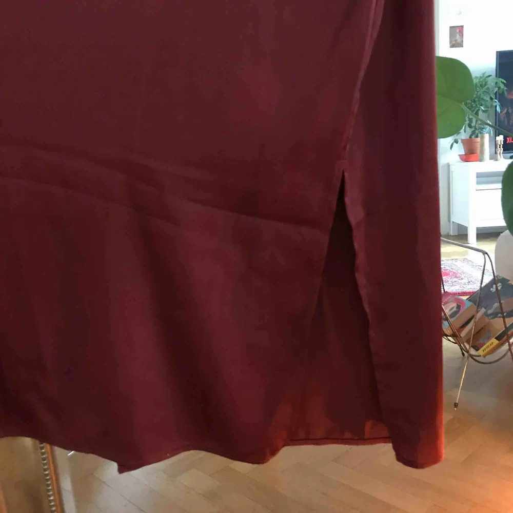 Vinröd, silkeslen långklänning från Monki med kort slit längs sidorna. 200kr, köparen står för frakten. Kan även mötas upp i Göteborg! . Klänningar.