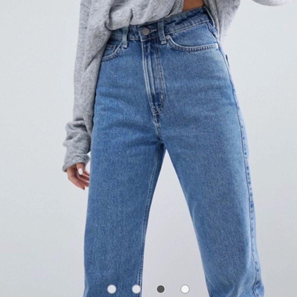 Säljer dessa super snygga jeans i modellen Row från Weekday p.ga för små! Storlek 28/30, det är bara använda några gånger, så det är typ i nyskick!💖💖 Kan också byta mot en större storlek! . Jeans & Byxor.