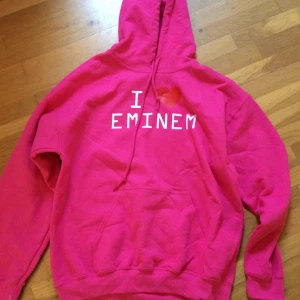 Eminem hoodie - Knallrosa hoodie i storlek M med "I ❤️ Eminem" print. Oanvänd. Priset är inkl vanlig frakt 🌸