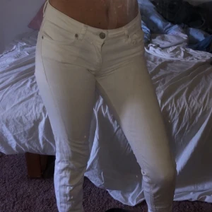 Gina Tricot vita jeans  - Säljer då jag ej gillar hur de sitter. Aldrig (!) använda och i storlek 27/32. Passar på mig som är XS. Möjligtvis på S också..? 💕 Ifrån Gina Tricot! 