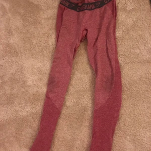 Gymstark tights - Gymstark tights, gråa och rosa, 350kr st eller paketpris 550 kr. Använda fåtal gånger, väldigt fint skick. Storlek M men passar även L. Köparen står för frakt. Nypris 600kr