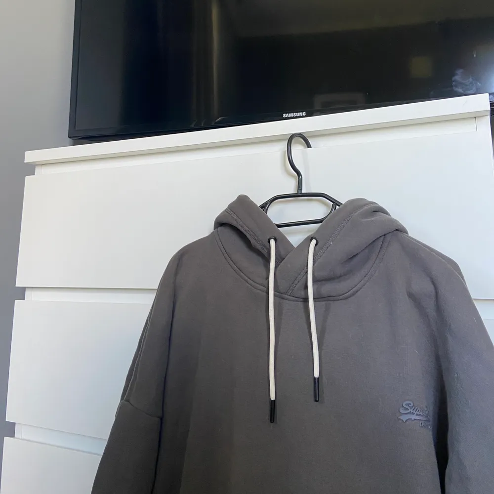 Säljer nu min super mysiga hoodie med märket super dry då den inte längre kommer till någon användning. Nypris 800, säljer för 150 kr + frakt.. Hoodies.