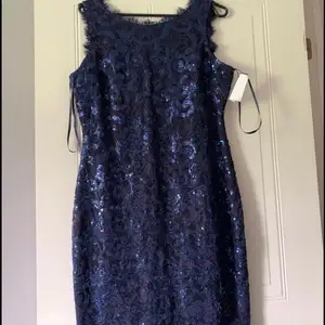 Säljer denna fina festklänning. Klänningen är oanvänd och tänkte sälja den för 300 kr. 