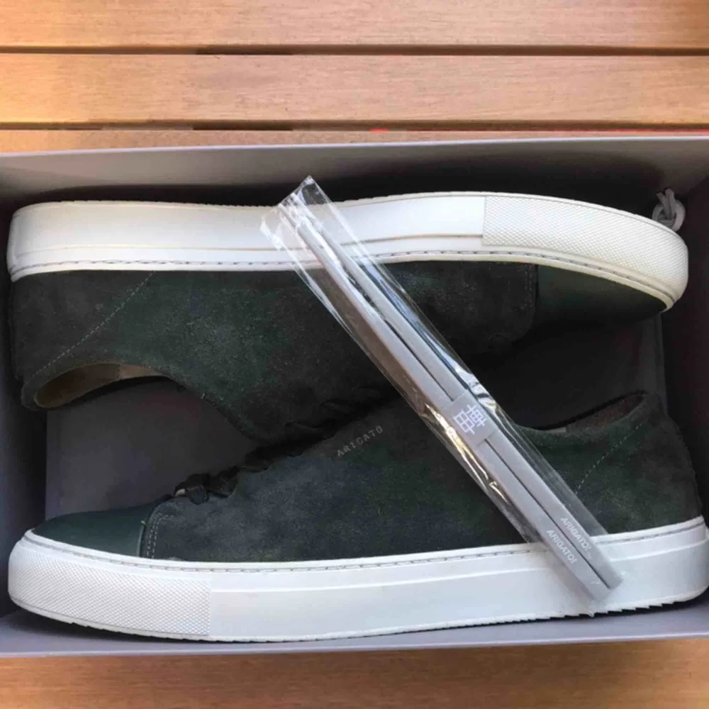 Axel Arigato cap-toe green suede ——————————————————— - Colour - Dark green - Size - 46 EU / US 12 - Price - 499kr /  50$ - Condition - 8/10 - Retail price - 1700kr / 170$ - Other details - comes with original box, dustbag and chopsticks  . Skor.