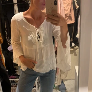 Vit blus från HM, stl 34 - Vit blus med vida ärmar stl 34. Frakt tillkommer. 