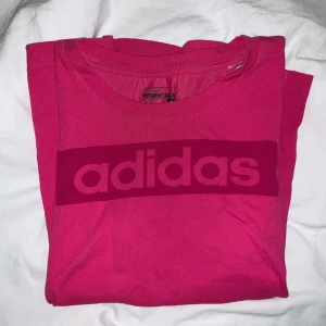 Adidas t-shirt - Storlek XS jättebra skick💕 frakt tillkommer: 22:-