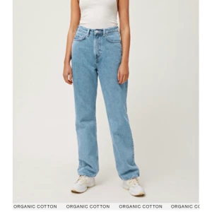 Jeans - Blå jeans från Weekday i modellen Rowe. Storlek 26 i midjan och 30 i längd. Köparen står för frakt!