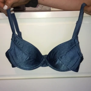 Cool retro bikini bluemetallic - Cool retro bikini med matchande bikini trosor till. Blue metallic färg 70 A/B