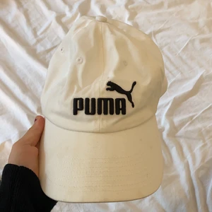 Puma keps! - en nästa oanvänd vit puma keps! supersnygg och man kan ändra där bak. Storleken är ” adult” men skulle säga att den passar alla eftersom man kan ändra den!