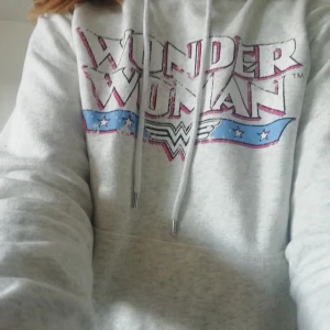 Hoodie i strl S - Hoodie i strl S med mysigt filttyg på insidan, som knappt använts 💕