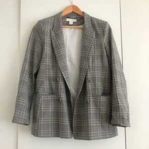 H&M rutig kavaj strl 36 - Knappt använd rutig kavaj från H&M i strl 36. Säljs pga för liten. Köparen står för frakten. 