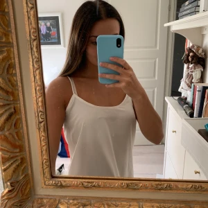 Vitt linne xs - Vitt luftigt linne i xs, fint skick och passar till mycket. 80kr frakt ingår!