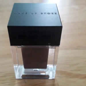Eye dust ögonskugga från make up store  - Eyedust  färgen:puce (lilaaktig) endast testad en gång.  