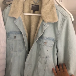 ASOS jeans jacka - Säljer en jeans jacka från asos som är hyfsat tjock och bra till kallt väder. Anvönt den fåtal gånger och den är i bra skick. Köparen står för frakt