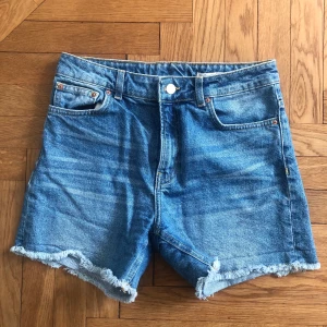 Zara jeansshorts strl 34 - Jeansshorts från zara med hög midja och relaxed fit, bra skick. Storlek 34, säljs pga. för små. Köparen står för frakten. 