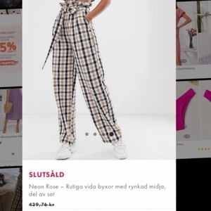 Rutiga vida byxor  - Jäääättefina rutiga vida byxor, helt slutsålda på Asos. Knappt använda! 100% bomull. Storlek XS men funkar fint för S också.