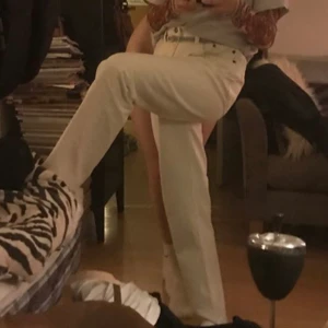 Vita Levis jenas - Vita Levis jeans, jag är 165cm och de är oversize för mig, funkar bra med skärp! Bra skick
