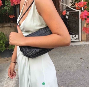 En super fin sommarklänning🌸 - Säljer denna fina sommardrömmen pga den inte satt som jag ville. Super fin och i jätte skönt material. Köpt här på Plick och det är den gamla ”ägarens” bilder. Frakten tillkommer på ca 60kr🥰