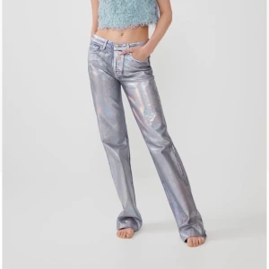 Zara regnbågsskimrande jeans - Använda 1 gång. Klippt av i längden, är 160 men de är fortfarande långa för mig! Slutsålda.