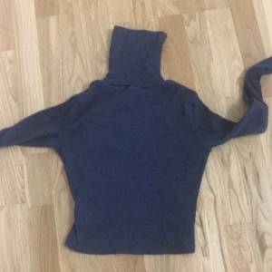 Tuttor neck - En ”blåbär blå” tuttor Beck! Väldigt skön material! Storlek S från zara! 
