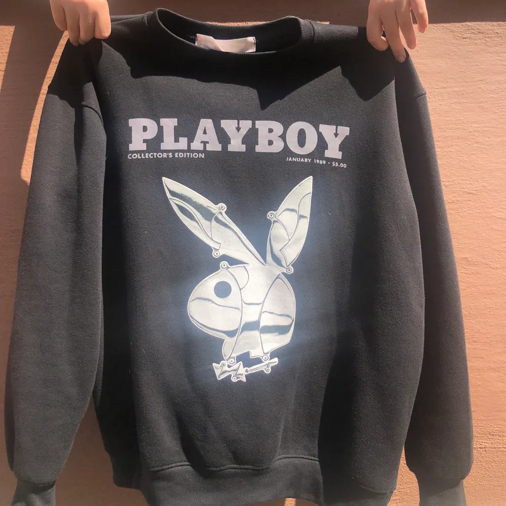 Playboy sweatshirt från missguided X Playboy. Väldigt Oversized modell (mysig) så den passar S-L. Minimal rosa fläck, se bild 3. Fraktar (63 kr spårbar) eller möts upp på söder👻 buda! Senaste bud: 850kr. Budgivning avslutad. Tröjor & Koftor.