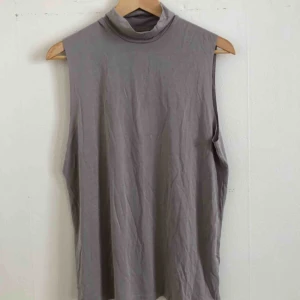  - 🔹 Weekday linne, aldrig använd med prislappen kvar. 🔹 Strl S 🔹 Köparen står för frakten, 49kr, hämtas annars upp i Vasastan i Stockholm.