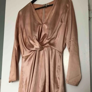  - Så fin klänning från Nelly i storlek 40 men passar minst lika bra på en 38a /M. Använd vid fåtal tillfällen. 159 kr inkl frakt.  Material - polyester. 