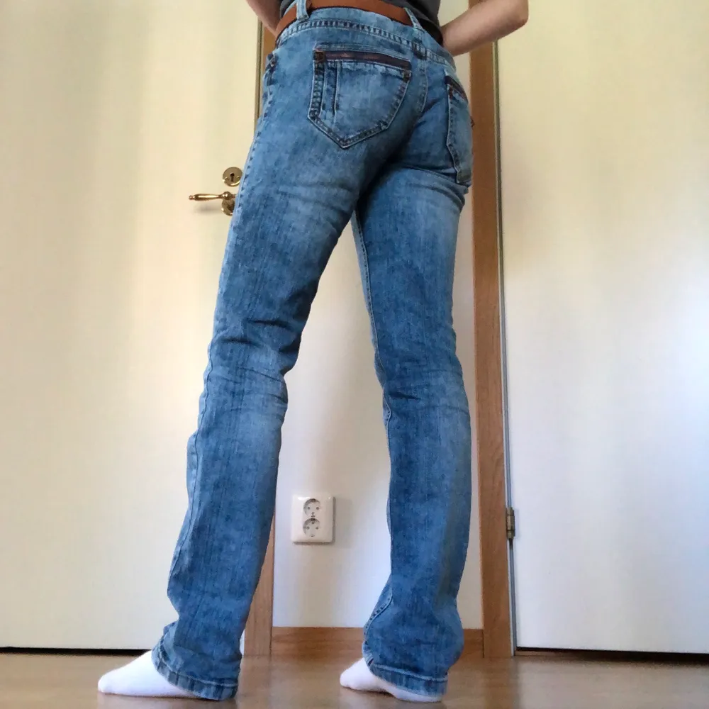 Balla jeans från de.corp (esprits märke)🕺🏼 | Snygg urtvättad färg (se bild 1 och 2) och coola bakfickor med dragkedjor | Lite långa på mig som är 160 samt aningen stora i midjan | Fraktkostnad på 63kr tillkommer💕. Jeans & Byxor.
