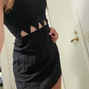 Klänning  - Jättefin klänning från hm. Dragkedja i ryggen och banden vid axlarna kan göras längre/kortare. Använd 1 gång.💕Frakt tillkommer 🚚 📦