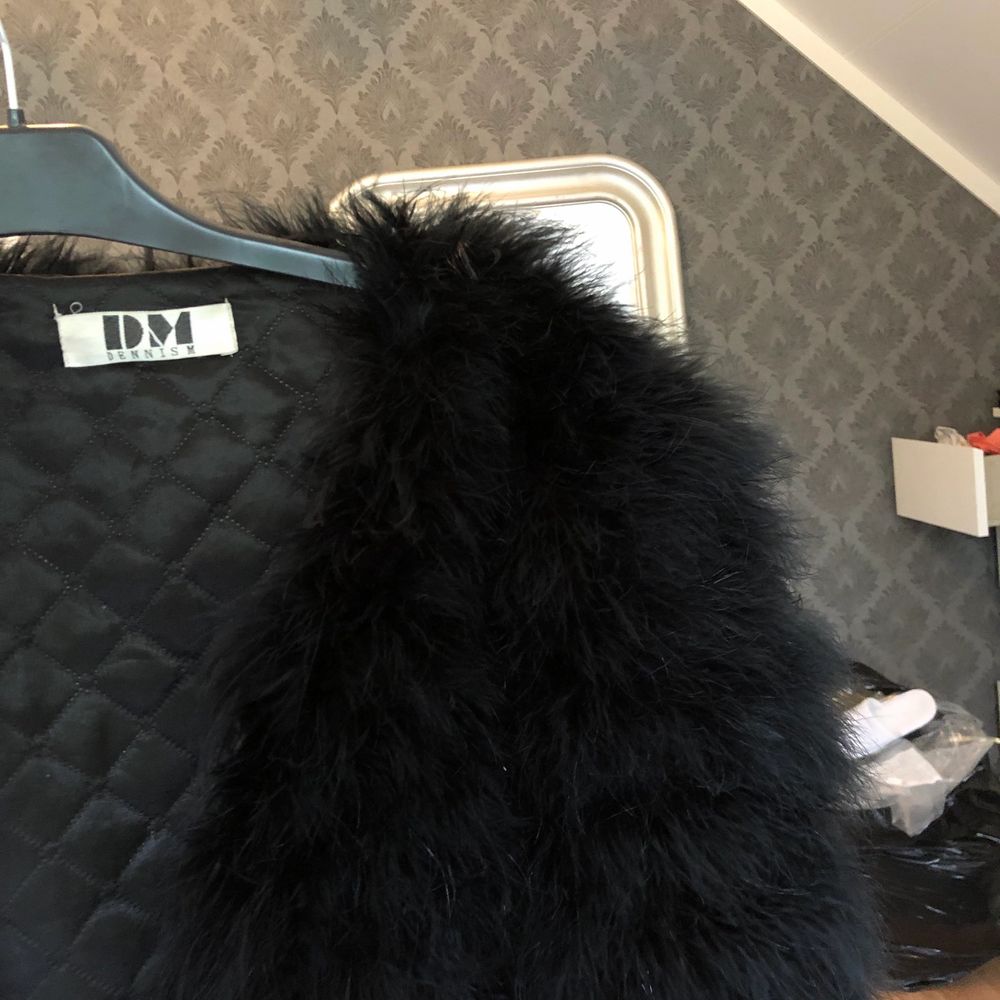 Fluffig jacka i strutsimitation. Köpt på DM retro och använd sparsamt. Har en liten slitning på armbågen men inget som märks. Kan skicka fler bilder vid intresse. Har ni frågor eller funderingar är det bara att höra av sig. Köparen står för frakt 🚚.. Jackor.