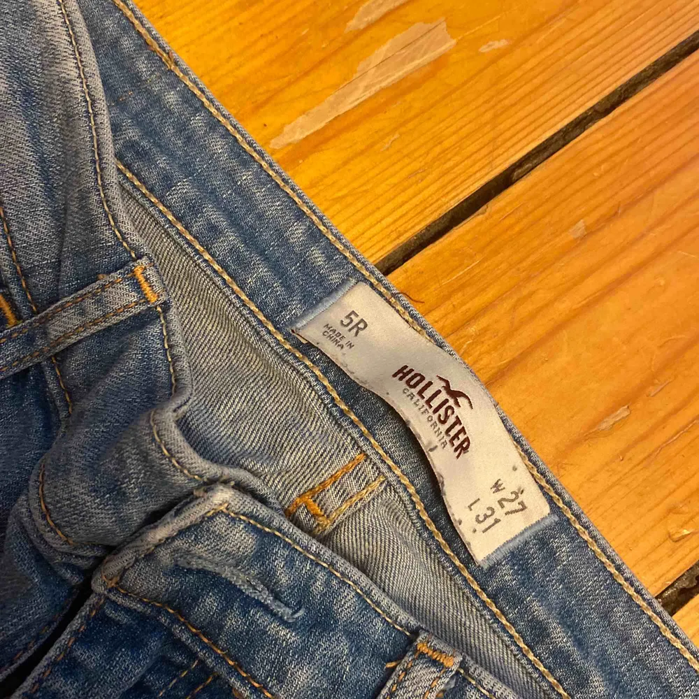 Midjan storlek 27. Längden storlek 31. Väldigt sköna jeans från Hollister.  Finns i malmö.. Jeans & Byxor.